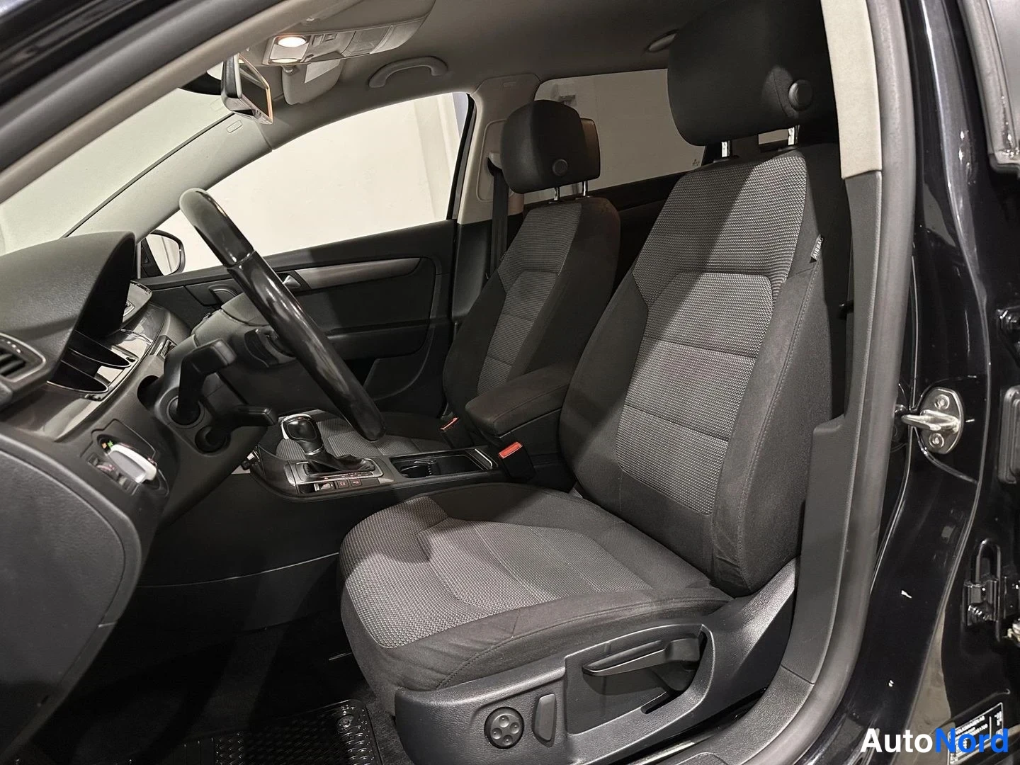 Musta Volkswagen Passat 2013, etuistuimet, kuva 11