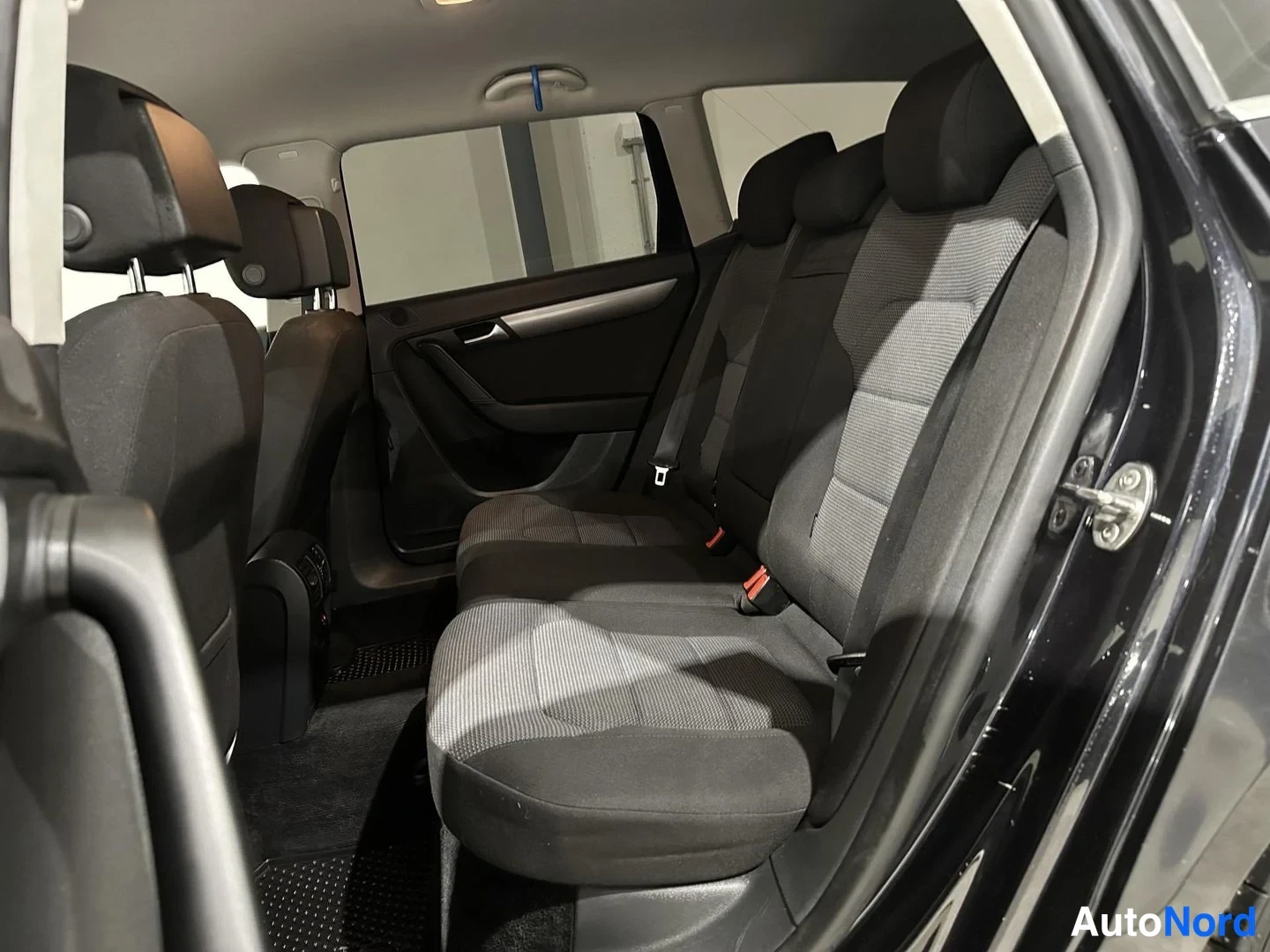 Musta Volkswagen Passat 2013, takaistuimet, kuva 12