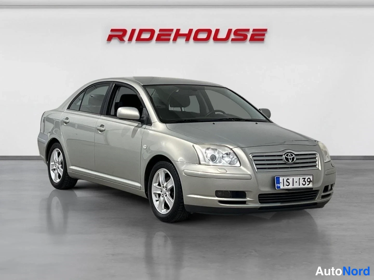 Vihreä Toyota Avensis 2005, etuviisto, keula oikealle, kuva 2