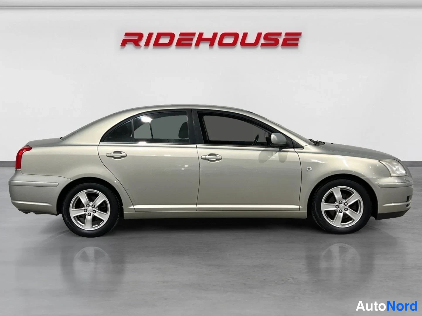 Vihreä Toyota Avensis 2005, sivulta, kuva 4