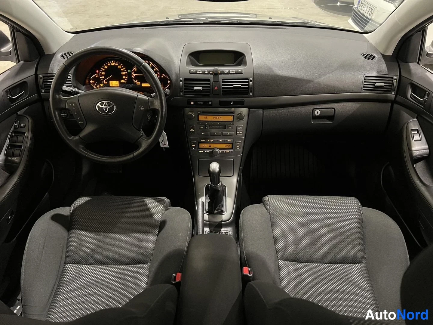 Vihreä Toyota Avensis 2005, ohjaamo, kuva 9