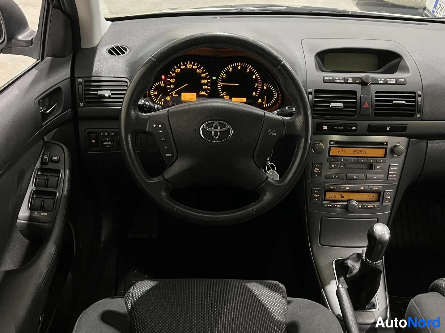 Vihreä Toyota Avensis 2005, ohjaamo, kuva 10