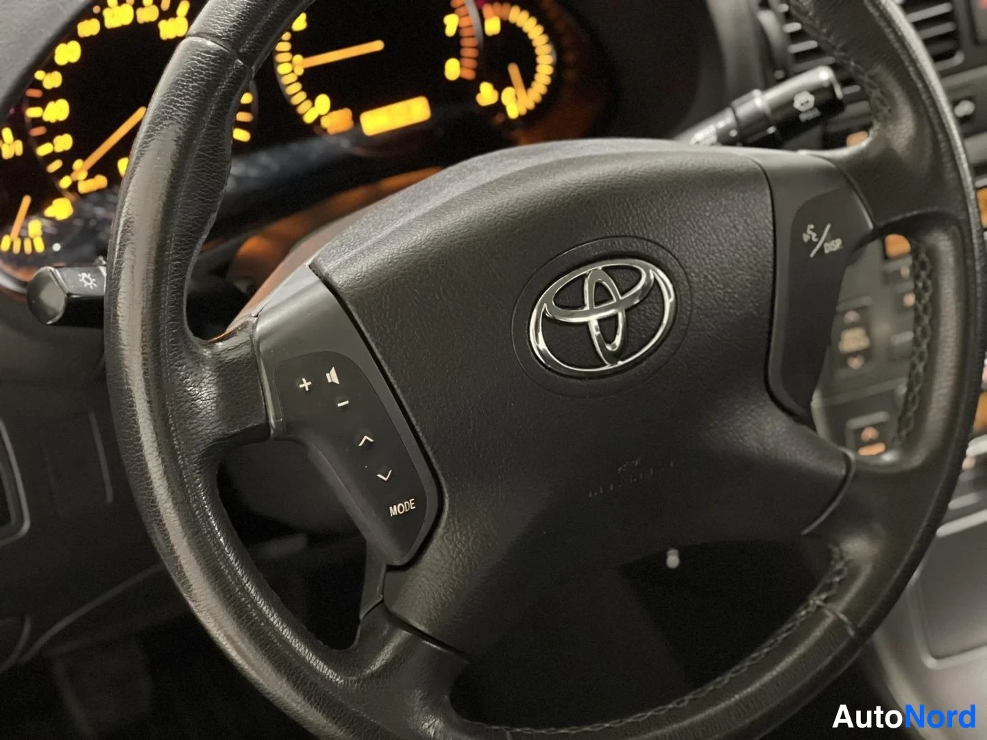 Vihreä Toyota Avensis 2005, yksityiskohta, kuva 15