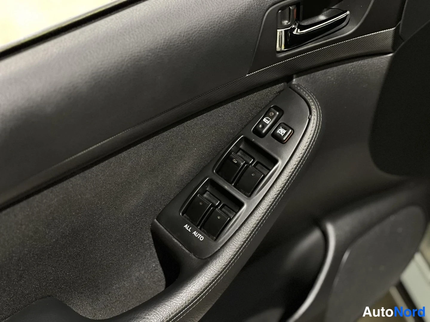 Vihreä Toyota Avensis 2005, yksityiskohta, kuva 17