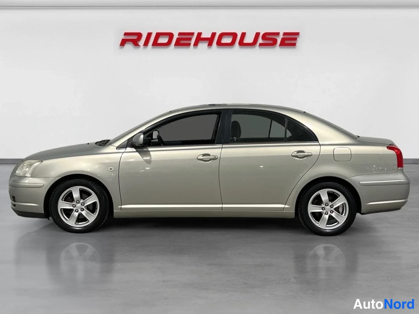 Vihreä Toyota Avensis 2005, sivulta, kuva 5