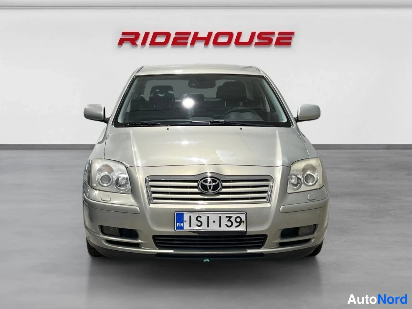 Vihreä Toyota Avensis 2005, edestä, kuva 3