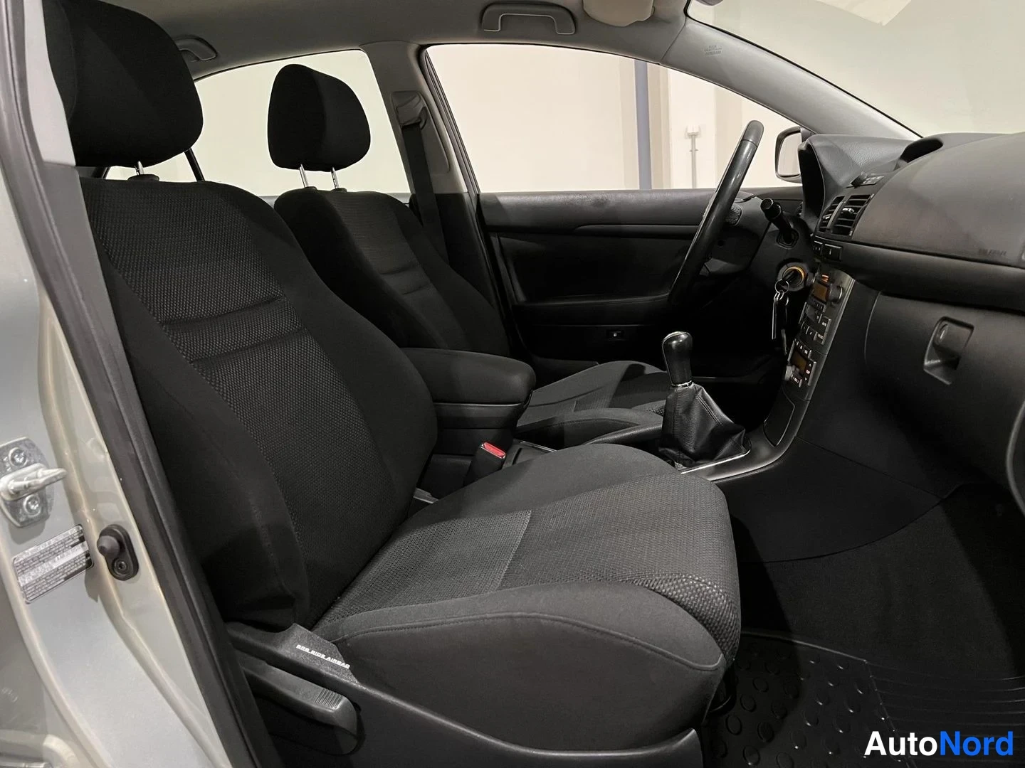 Vihreä Toyota Avensis 2005, etuistuimet, kuva 11
