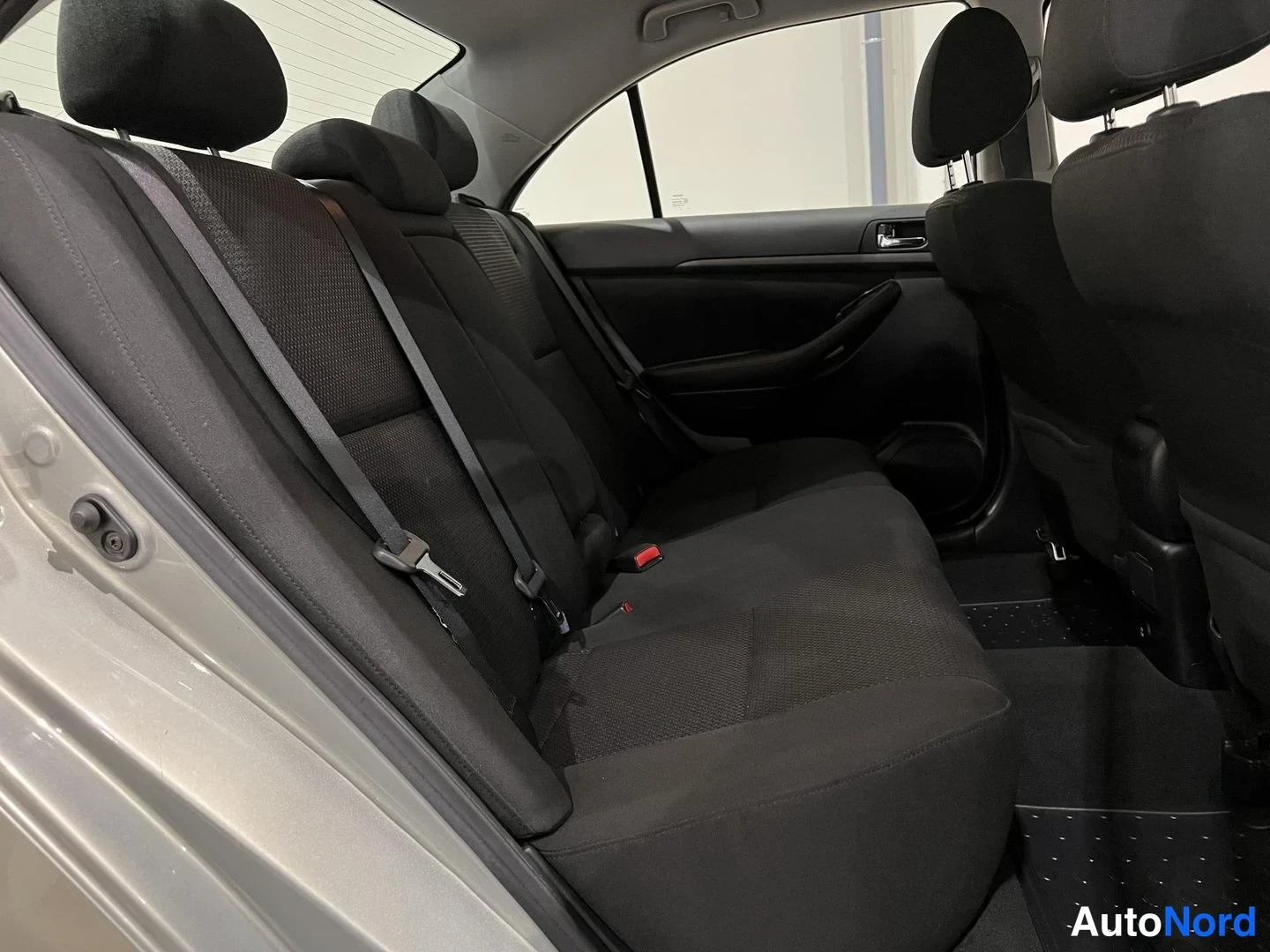 Vihreä Toyota Avensis 2005, takaistuimet, kuva 12