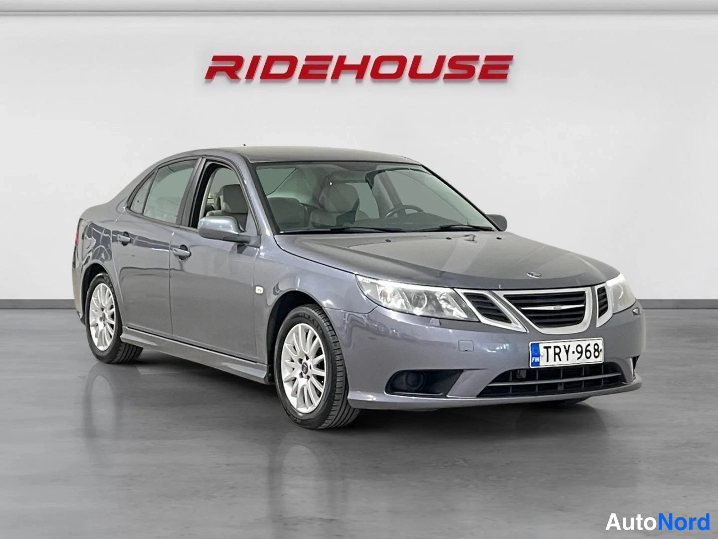 Harmaa Saab 9-3 2008, etuviisto, keula oikealle, kuva 2