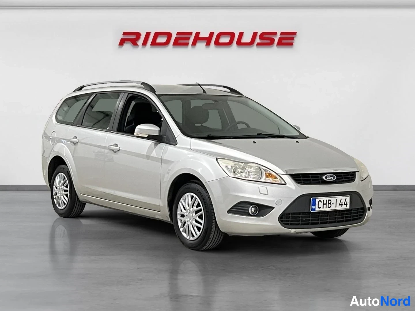 Harmaa Ford Focus 2008, etuviisto, keula oikealle, kuva 2