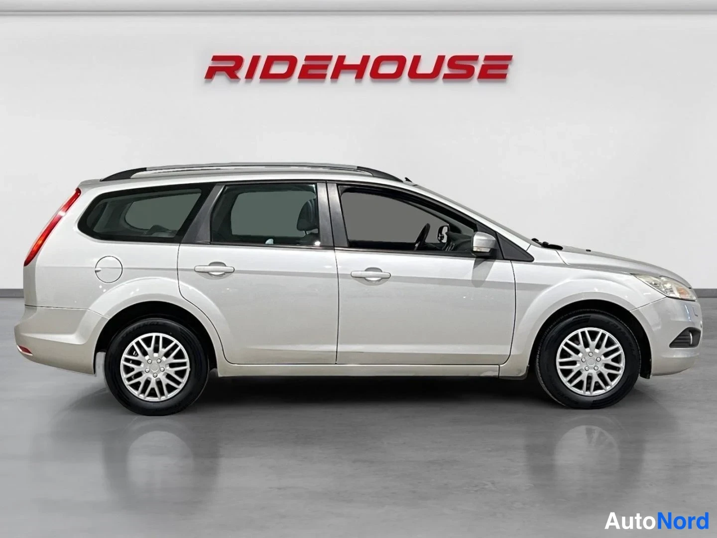 Harmaa Ford Focus 2008, sivulta, kuva 4