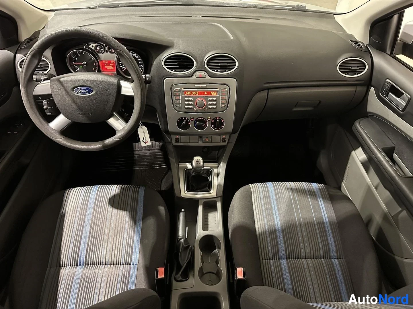 Harmaa Ford Focus 2008, ohjaamo, kuva 9