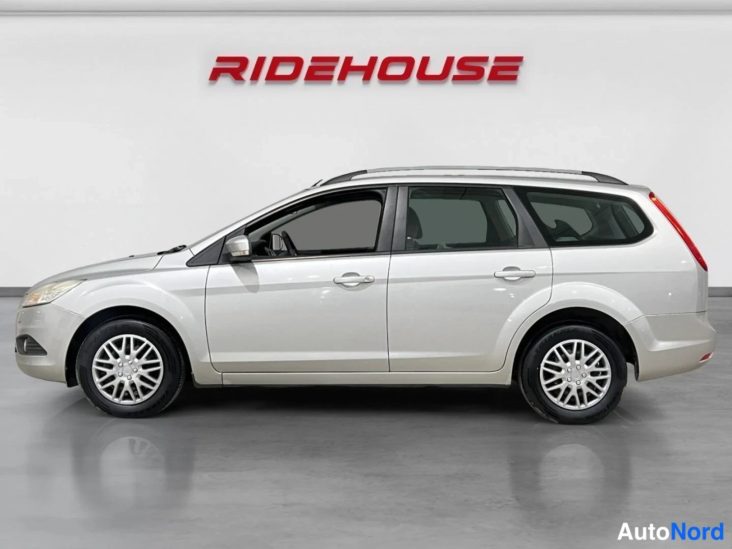 Harmaa Ford Focus 2008, sivulta, kuva 5