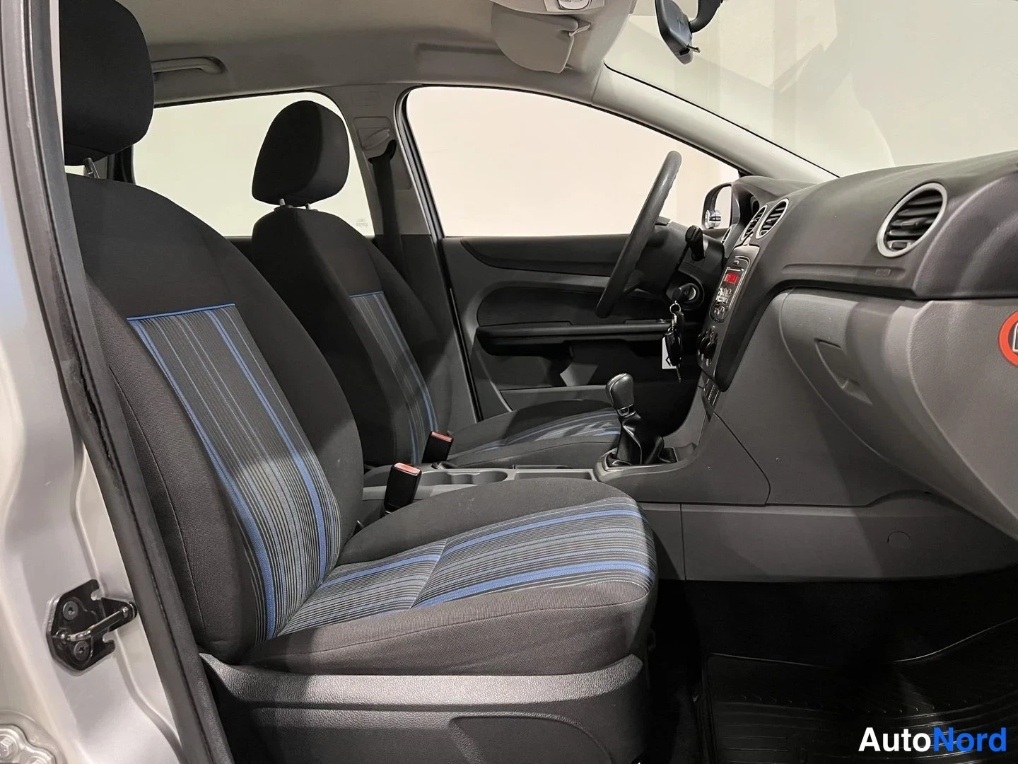 Harmaa Ford Focus 2008, etuistuimet, kuva 10