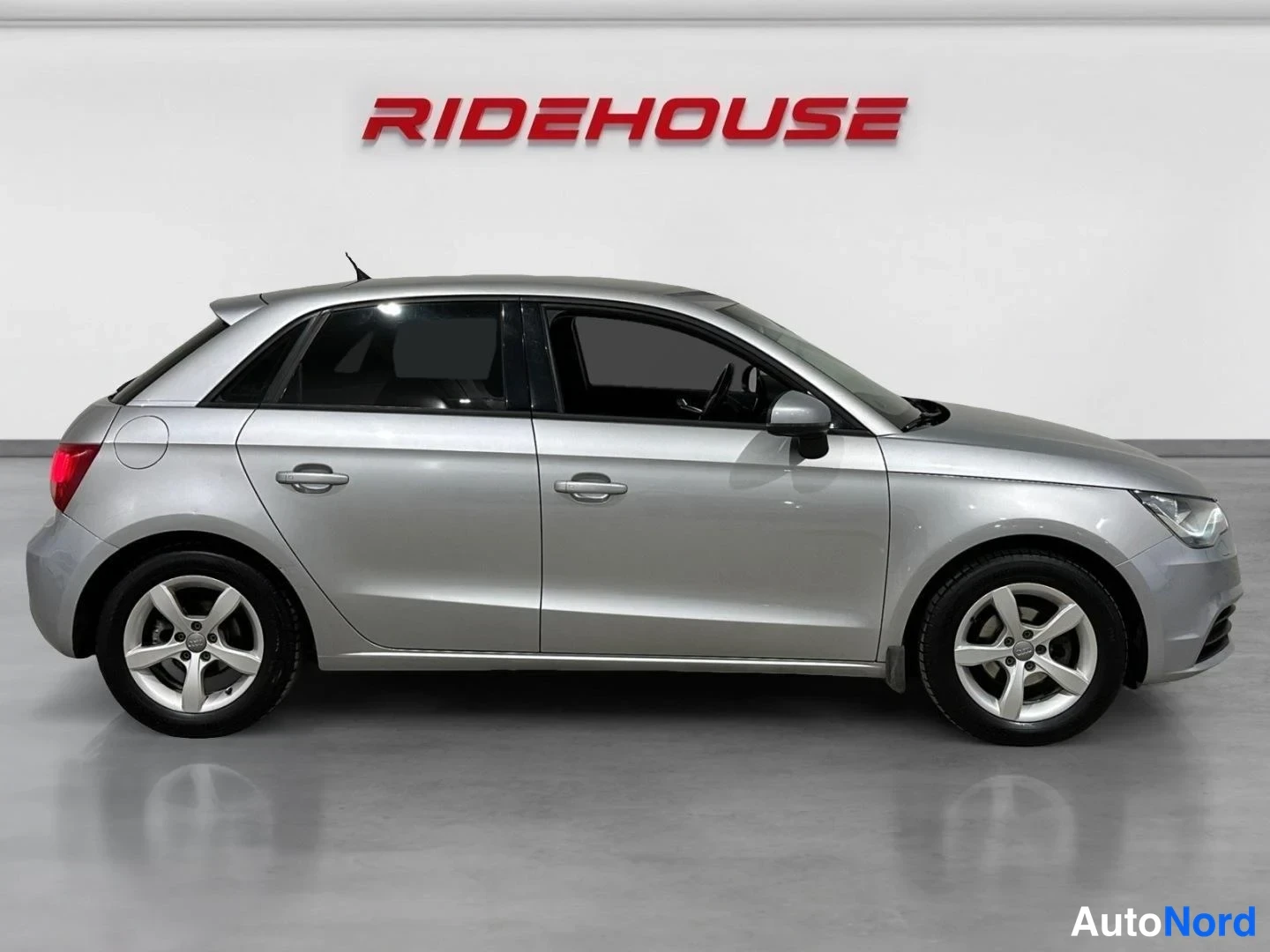 Hopea Audi A1 2014, etuviisto, keula oikealle, kuva 3