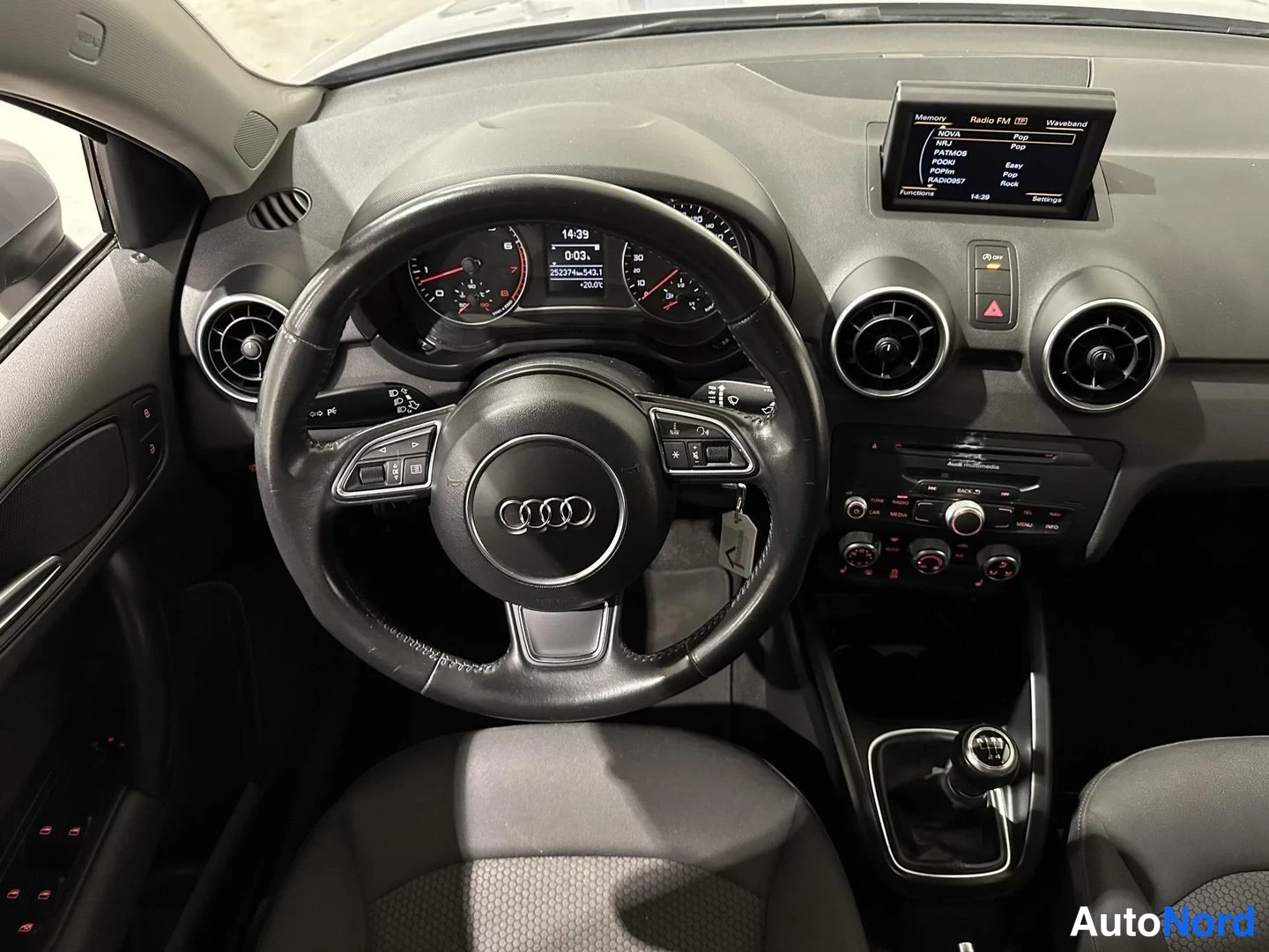 Hopea Audi A1 2014, ohjaamo, kuva 10