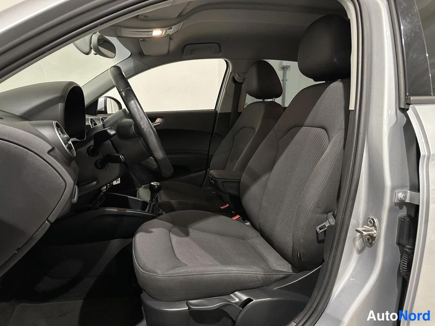 Hopea Audi A1 2014, etuistuimet, kuva 11
