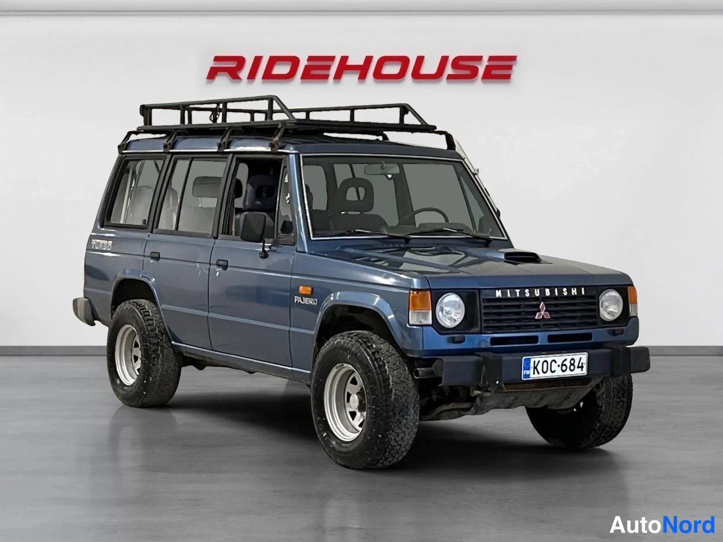 Sininen Mitsubishi Pajero 1990, etuviisto, keula oikealle, kuva 2