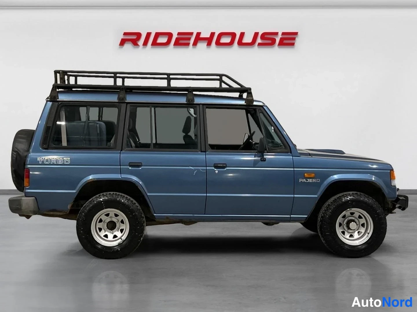 Sininen Mitsubishi Pajero 1990, sivulta, kuva 5