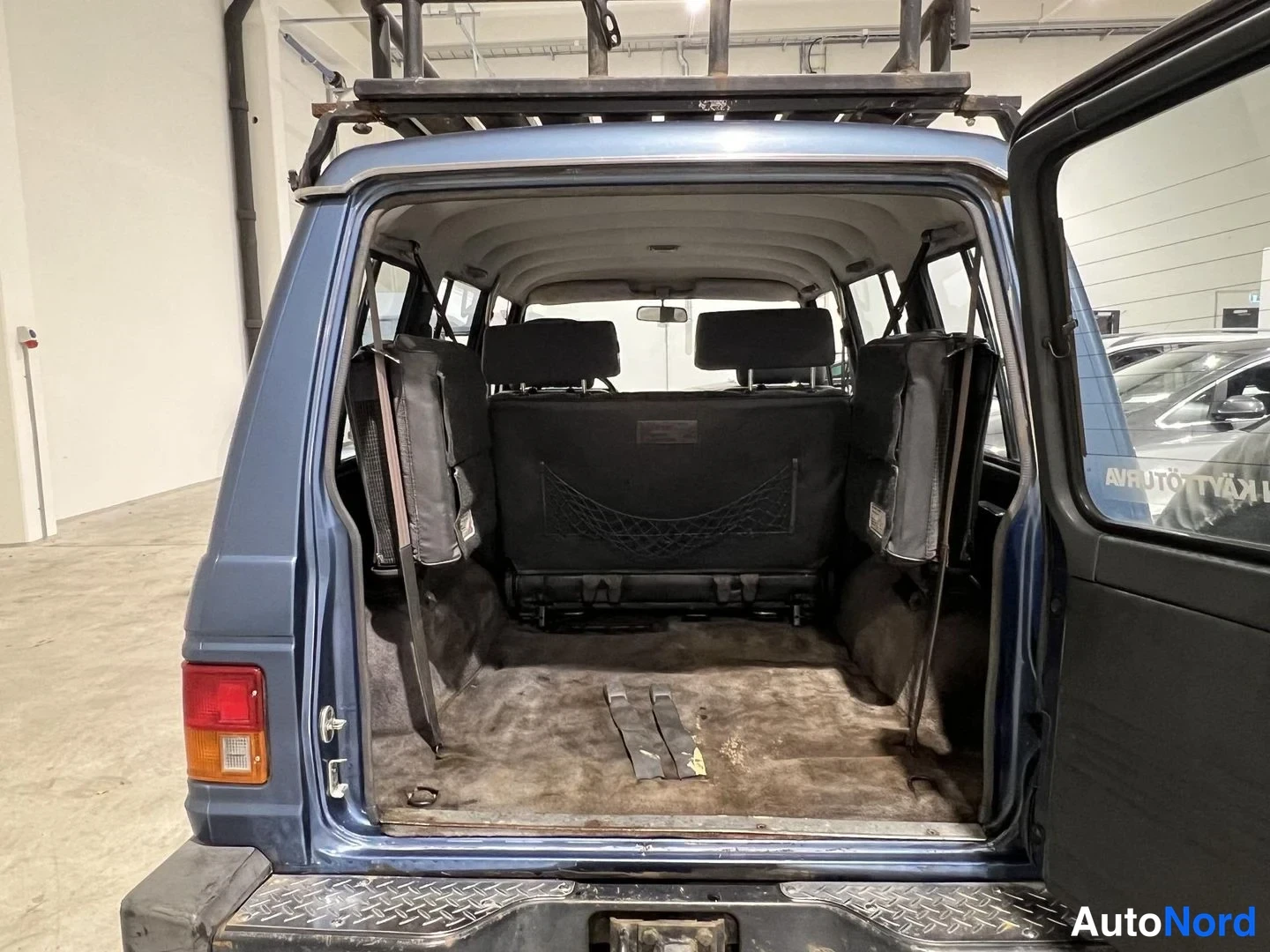 Sininen Mitsubishi Pajero 1990, tavaratila, kuva 13