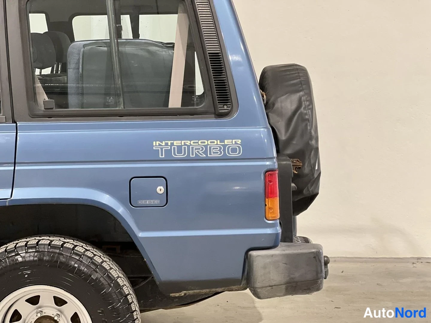 Sininen Mitsubishi Pajero 1990, takaviisto, kuva 8