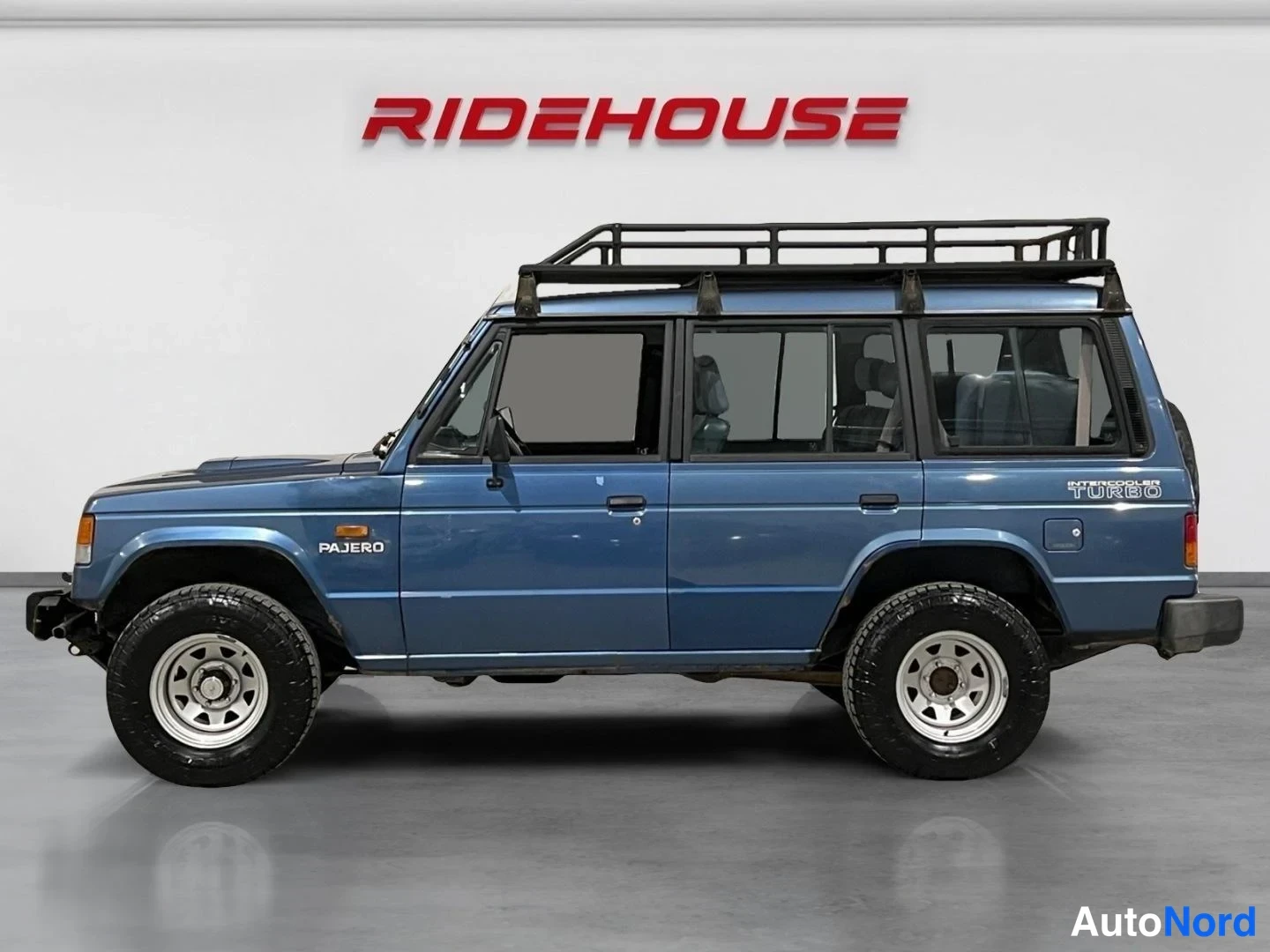 Sininen Mitsubishi Pajero 1990, sivulta, kuva 4