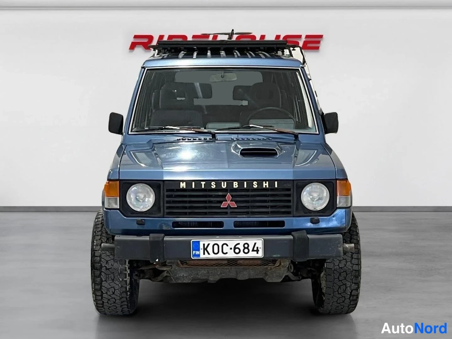 Sininen Mitsubishi Pajero 1990, edestä, kuva 3
