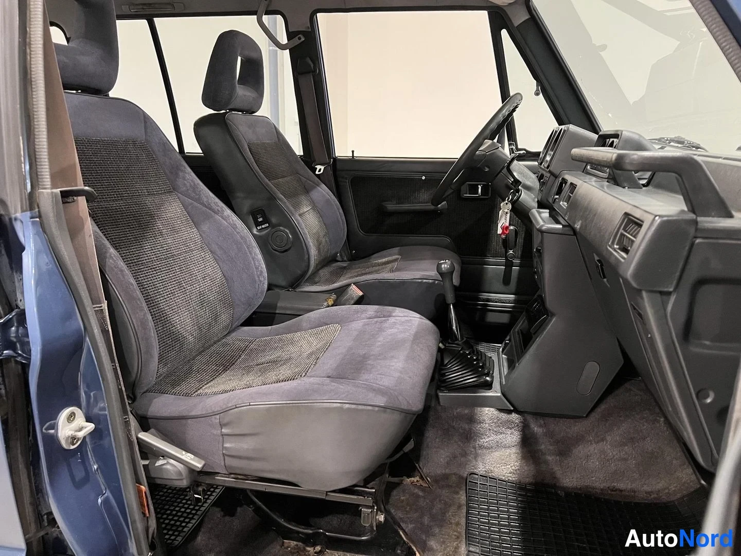 Sininen Mitsubishi Pajero 1990, ohjaamo, kuva 10