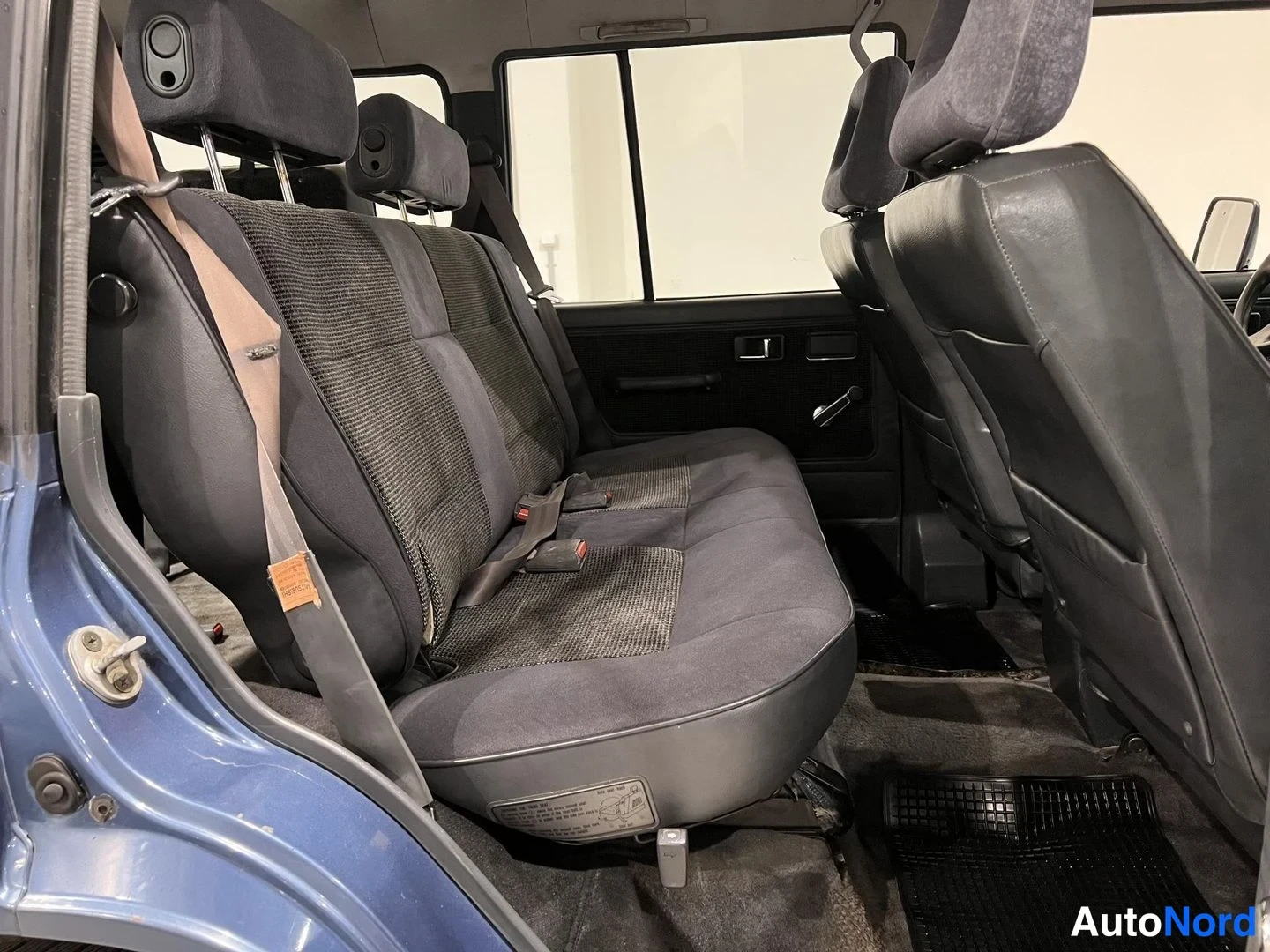 Sininen Mitsubishi Pajero 1990, takaistuimet, kuva 12