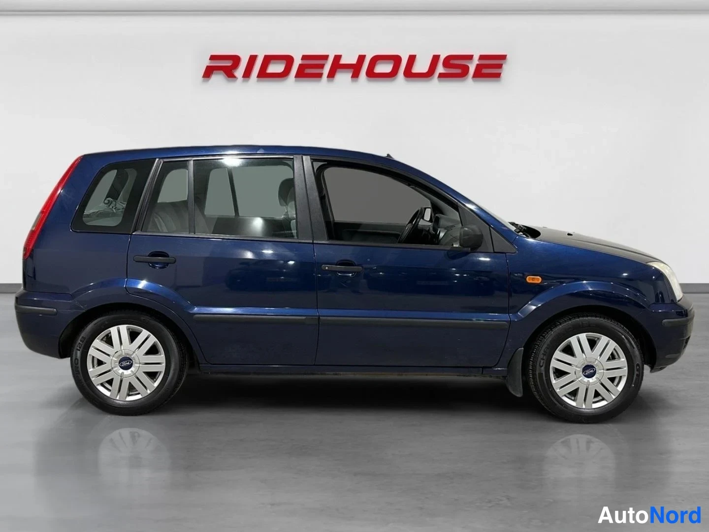Sininen Ford Fusion 2003, sivulta, kuva 4