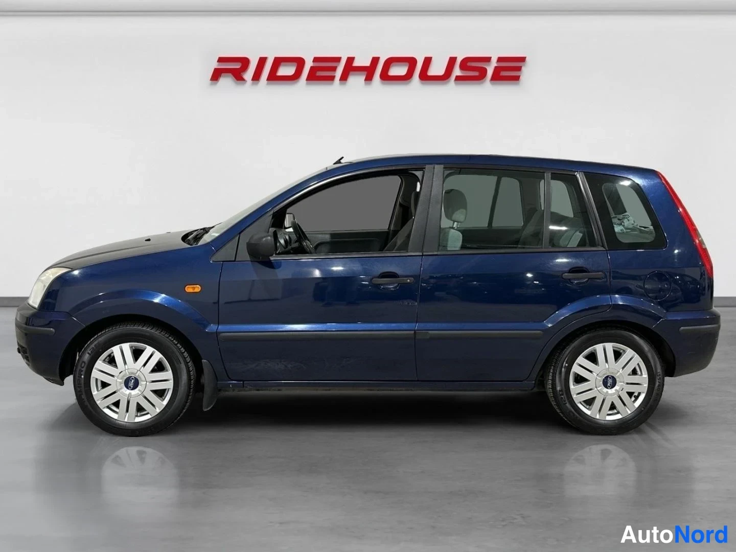 Sininen Ford Fusion 2003, sivulta, kuva 5