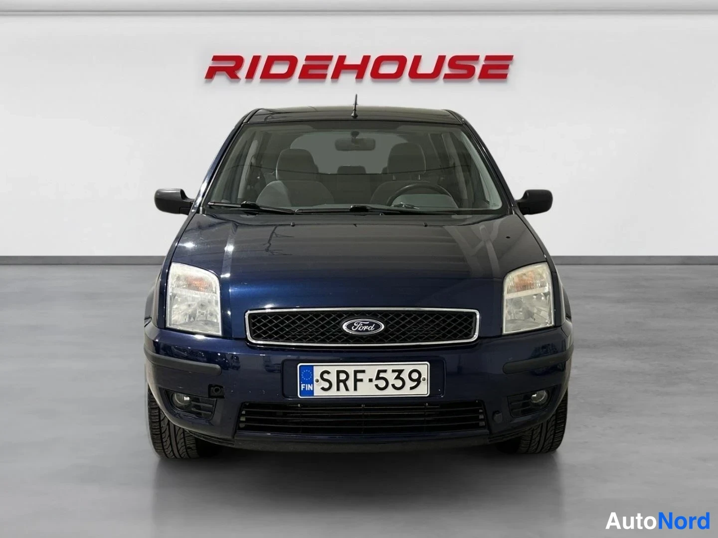 Sininen Ford Fusion 2003, edestä, kuva 3