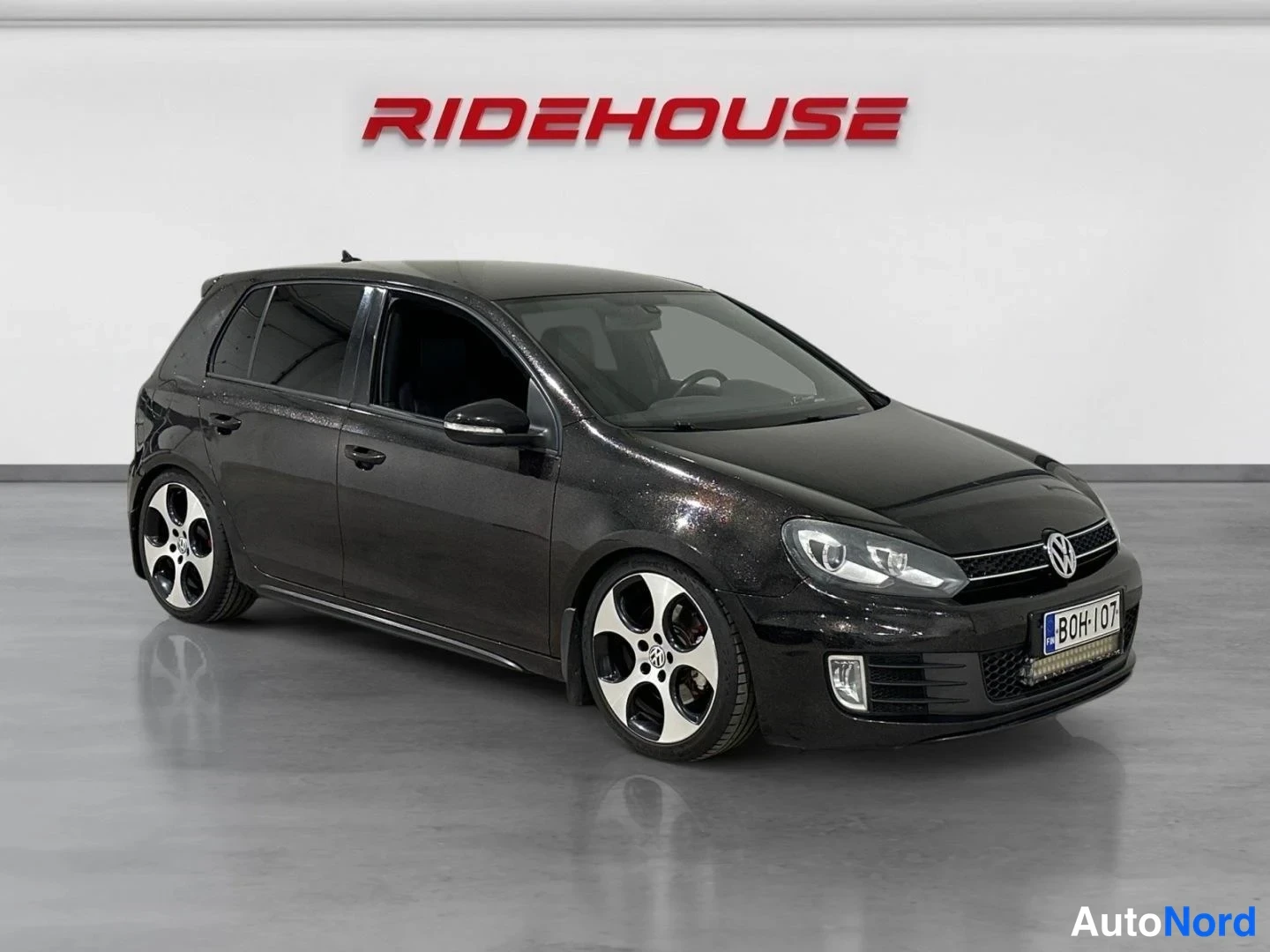 Musta Volkswagen Golf 2010, etuviisto, keula oikealle, kuva 2