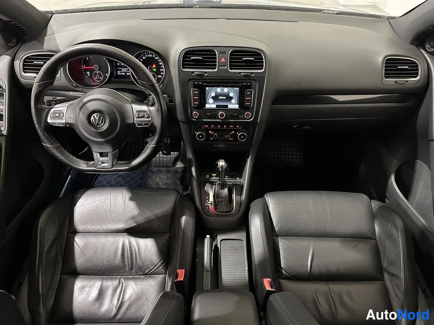 Musta Volkswagen Golf 2010, ohjaamo, kuva 9
