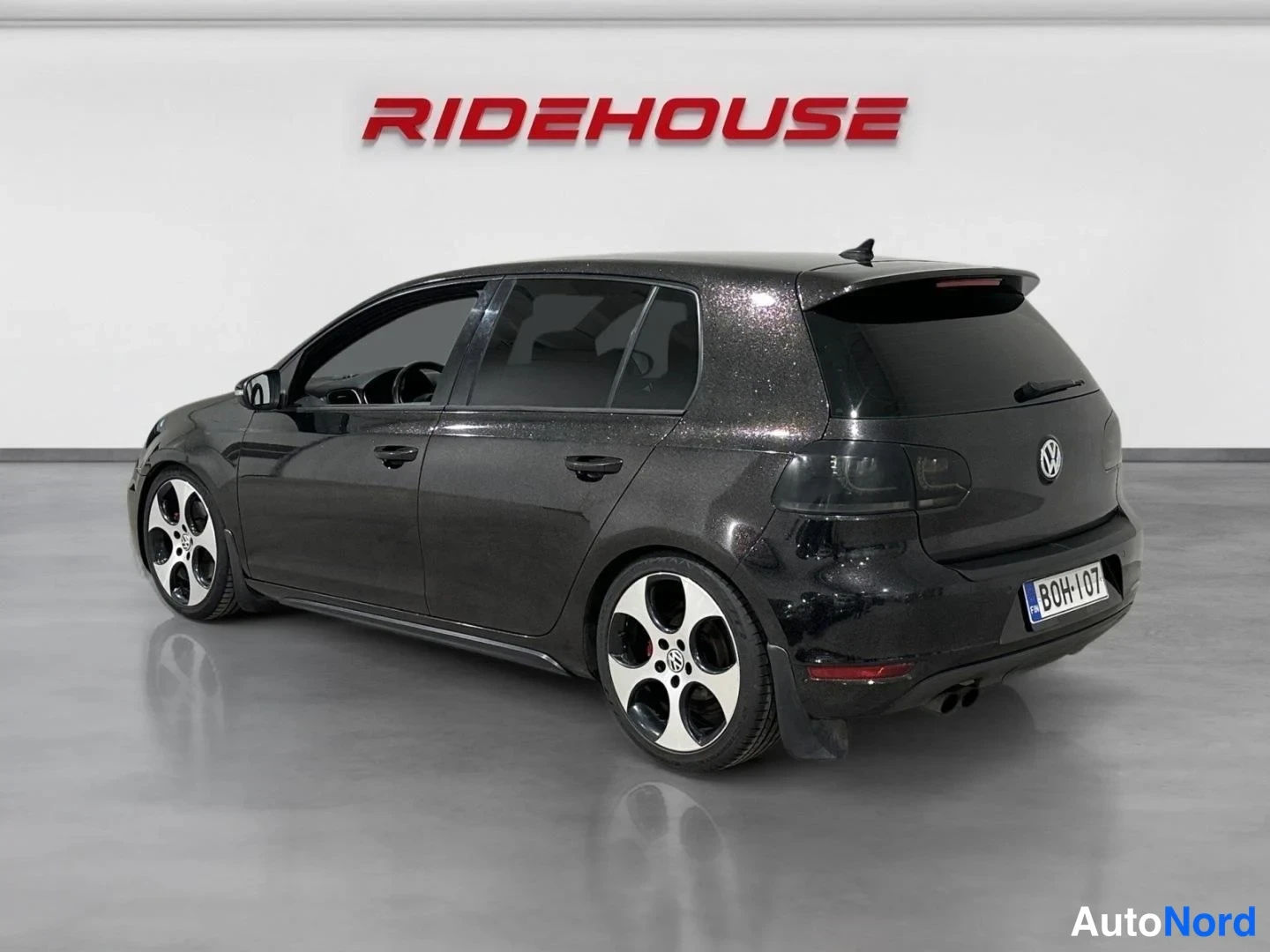 Musta Volkswagen Golf 2010, takaviisto, kuva 6