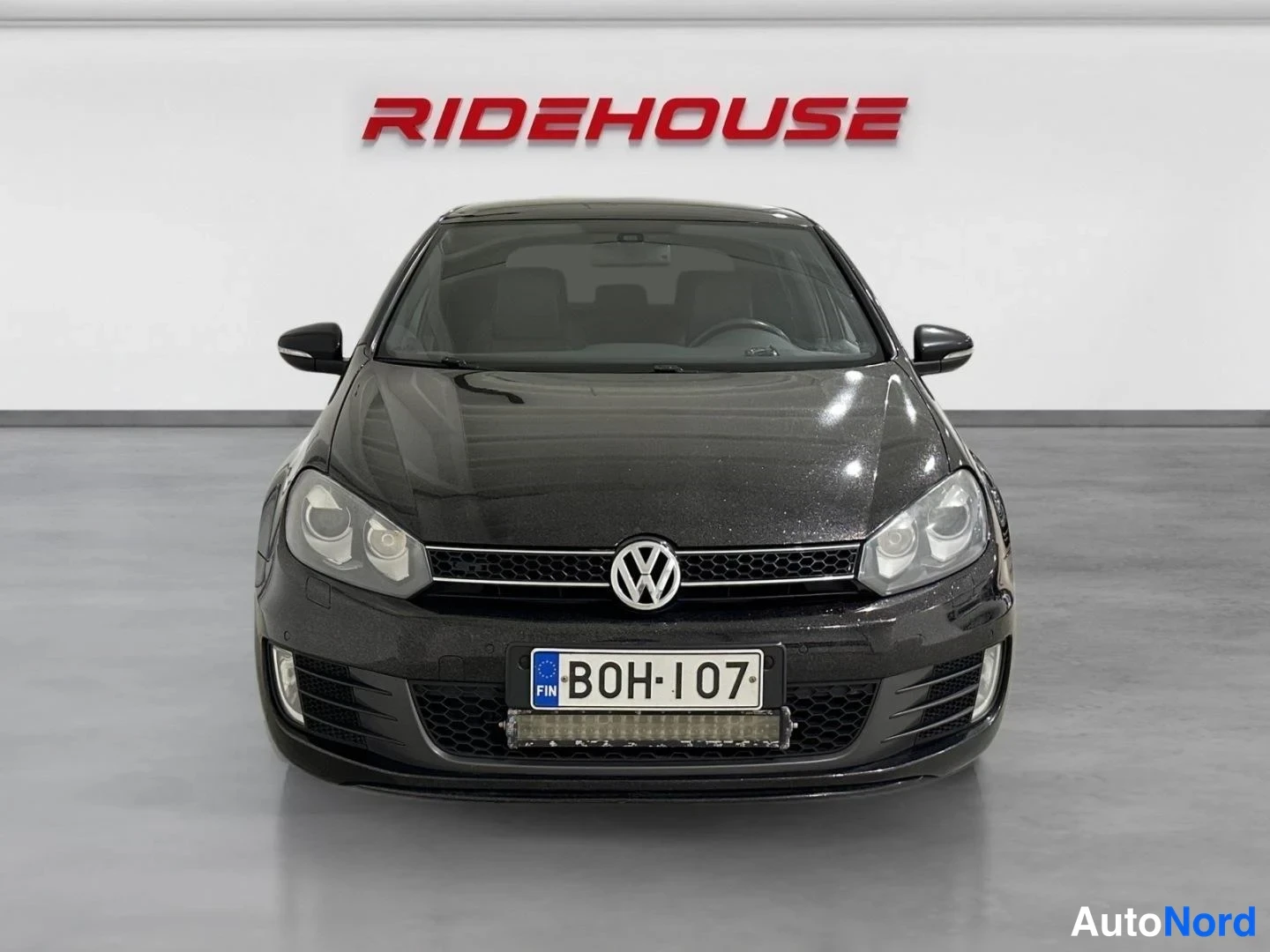 Musta Volkswagen Golf 2010, edestä, kuva 4