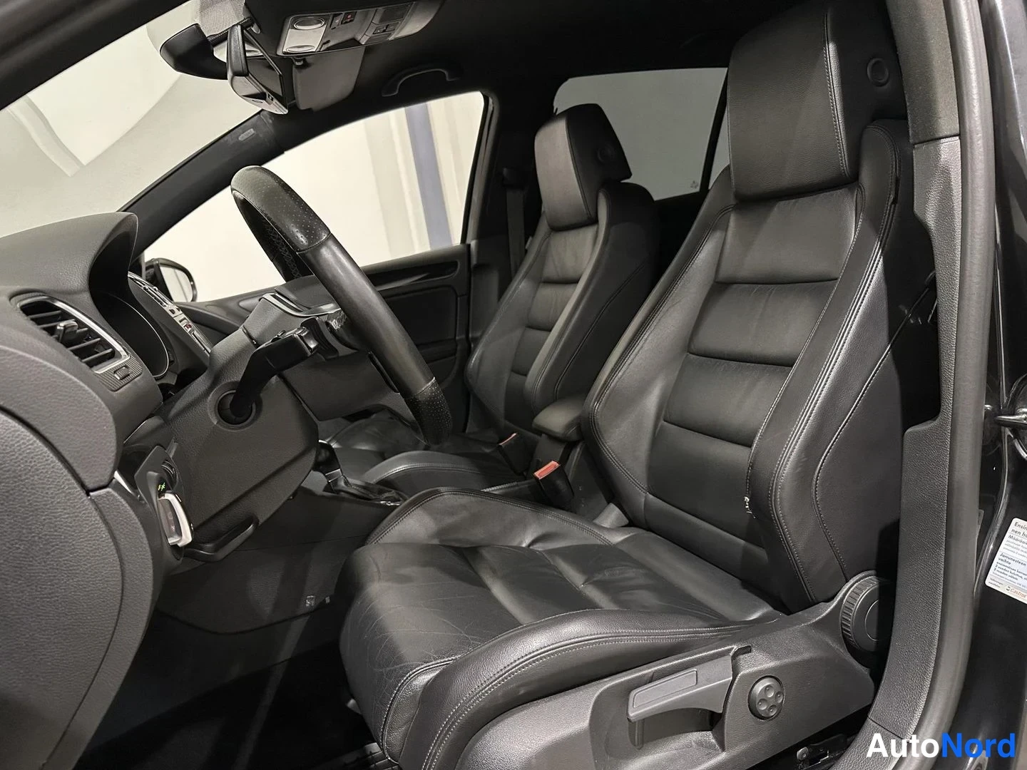 Musta Volkswagen Golf 2010, etuistuimet, kuva 11