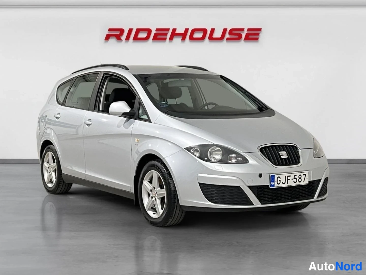 Grey Seat Altea XL 2010, front three-quarter, nose to the right, photo 2