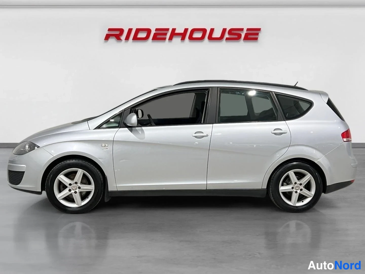 Grey Seat Altea XL 2010, front three-quarter, nose to the left, photo 3