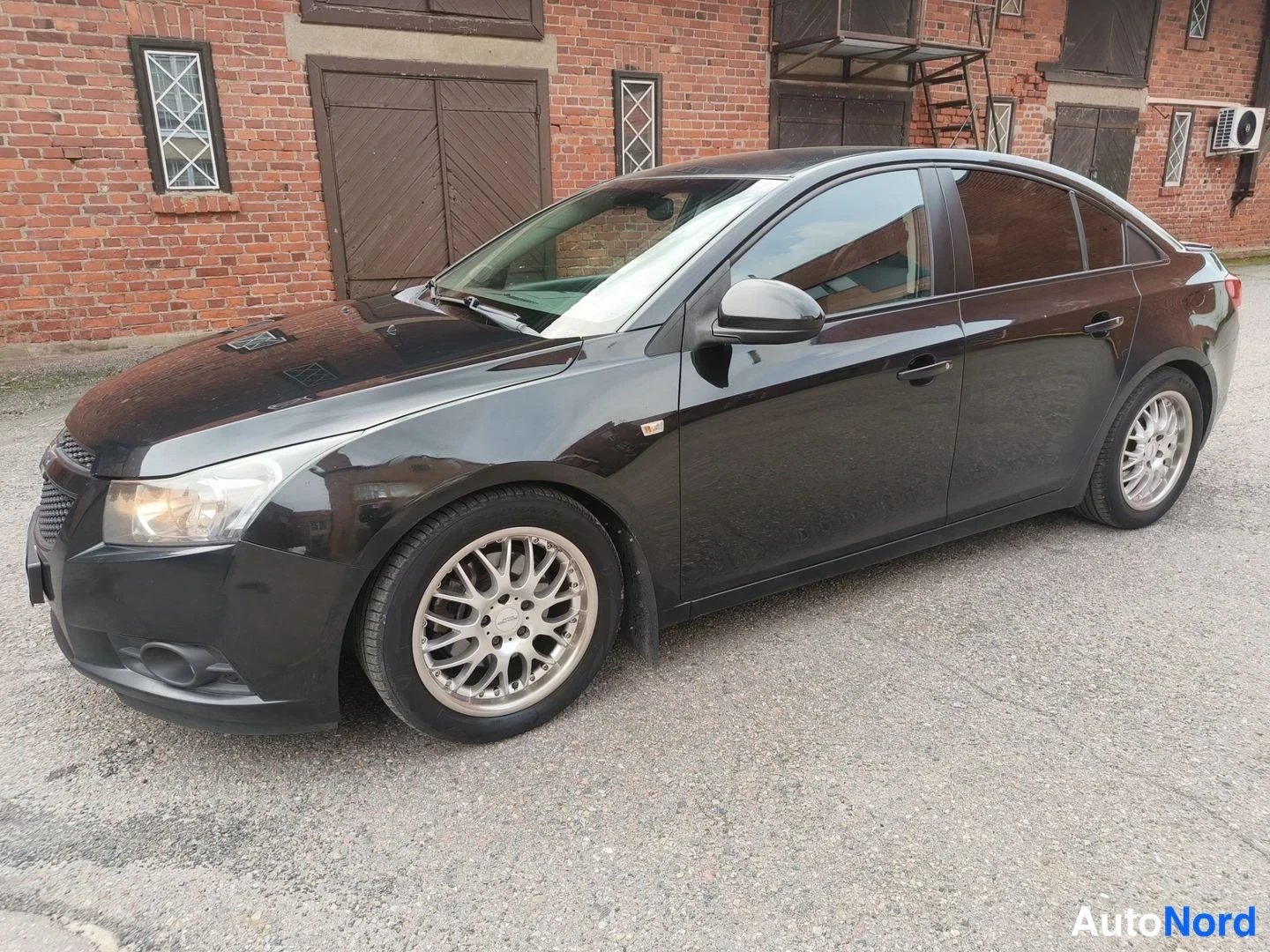 Musta Chevrolet Cruze 2010, etuviisto, keula vasemmalle, kuva 2