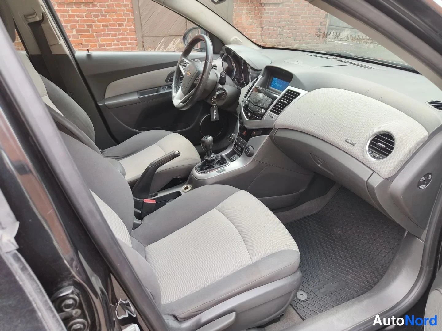 Musta Chevrolet Cruze 2010, ohjaamo, kuva 13