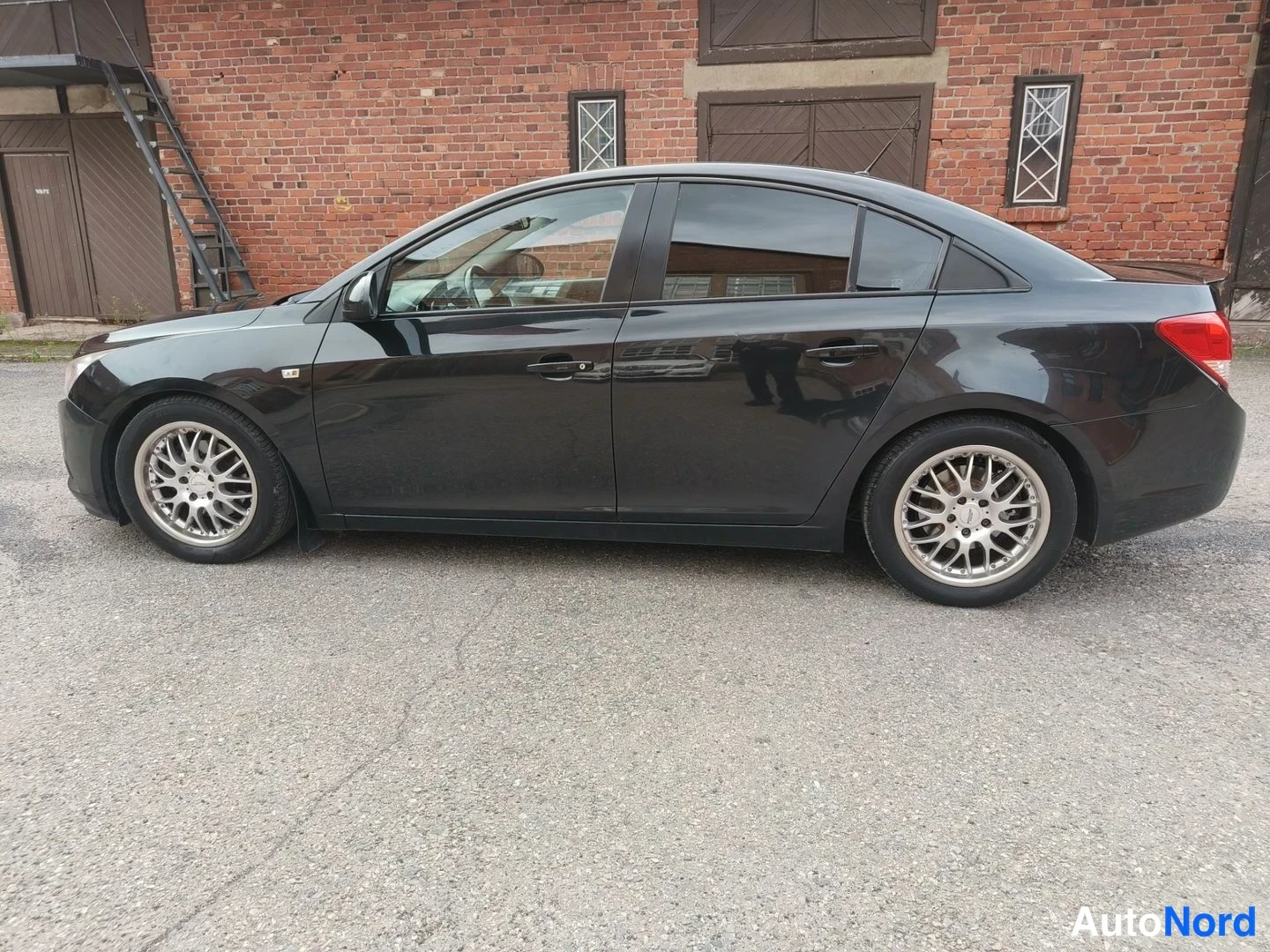 Musta Chevrolet Cruze 2010, sivulta, kuva 6