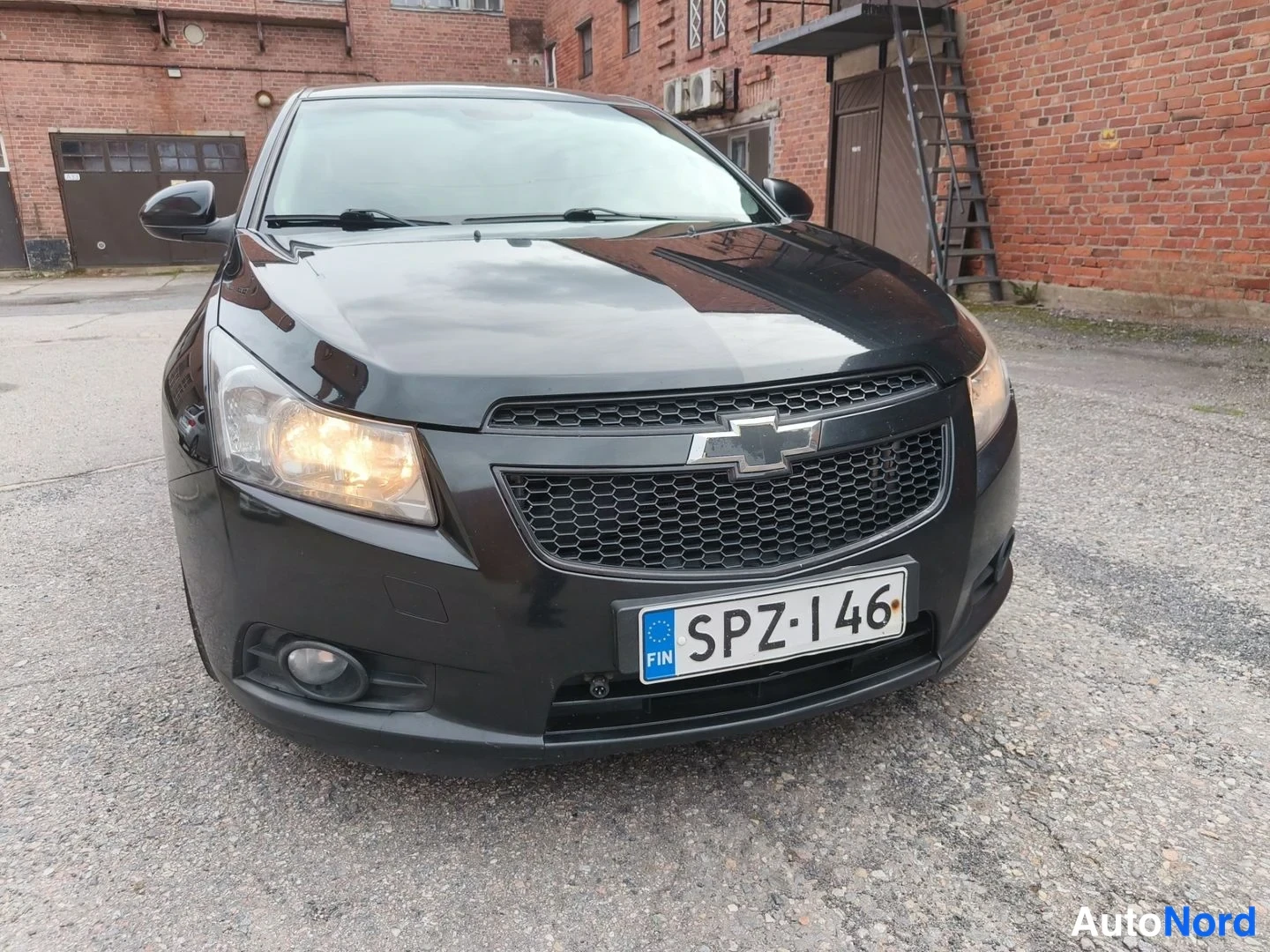 Musta Chevrolet Cruze 2010, edestä, kuva 5