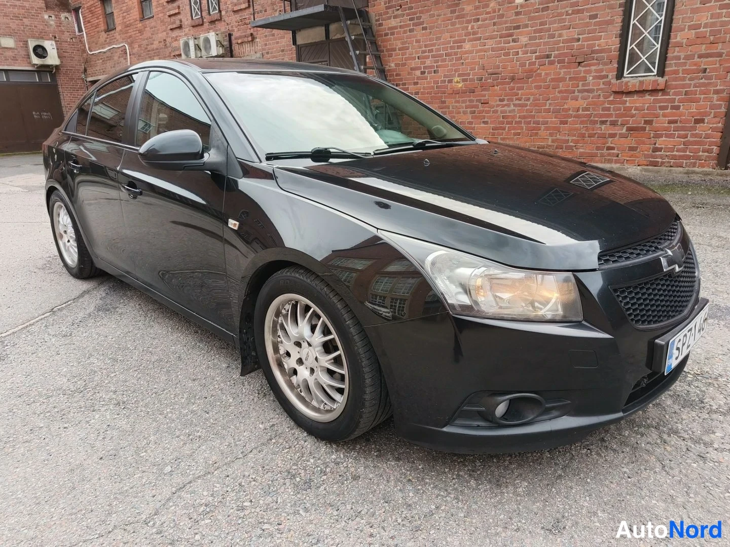Musta Chevrolet Cruze 2010, etuviisto, keula oikealle, kuva 3