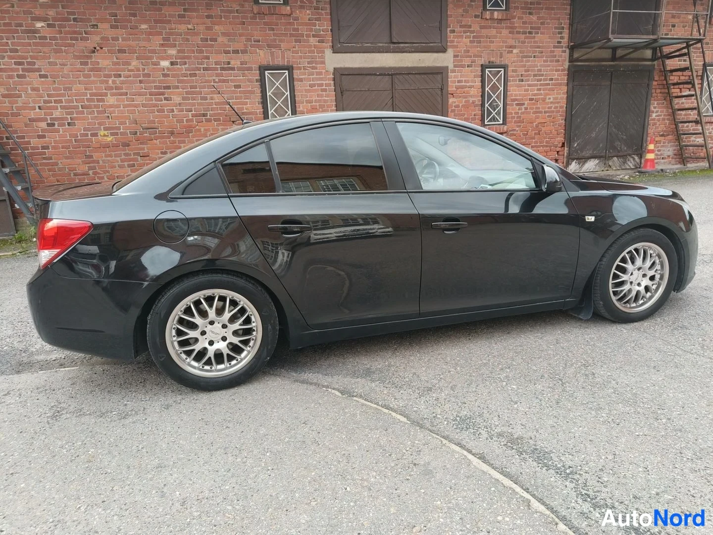 Musta Chevrolet Cruze 2010, sivulta, kuva 7