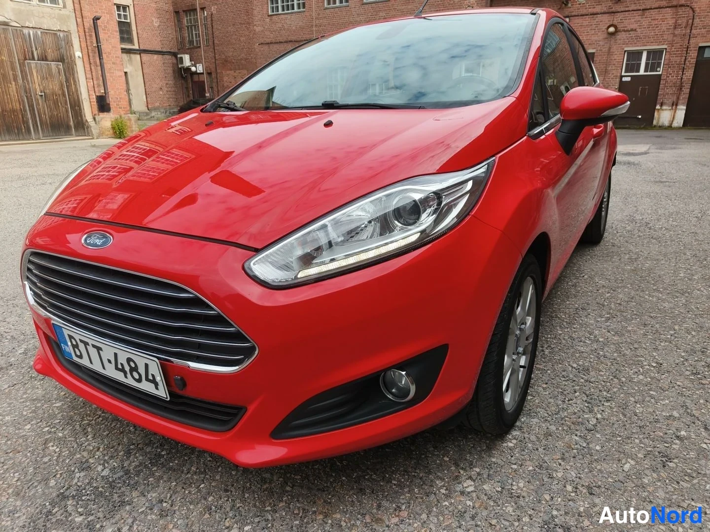 Punainen Ford Fiesta 2016, etuviisto, keula vasemmalle, kuva 4
