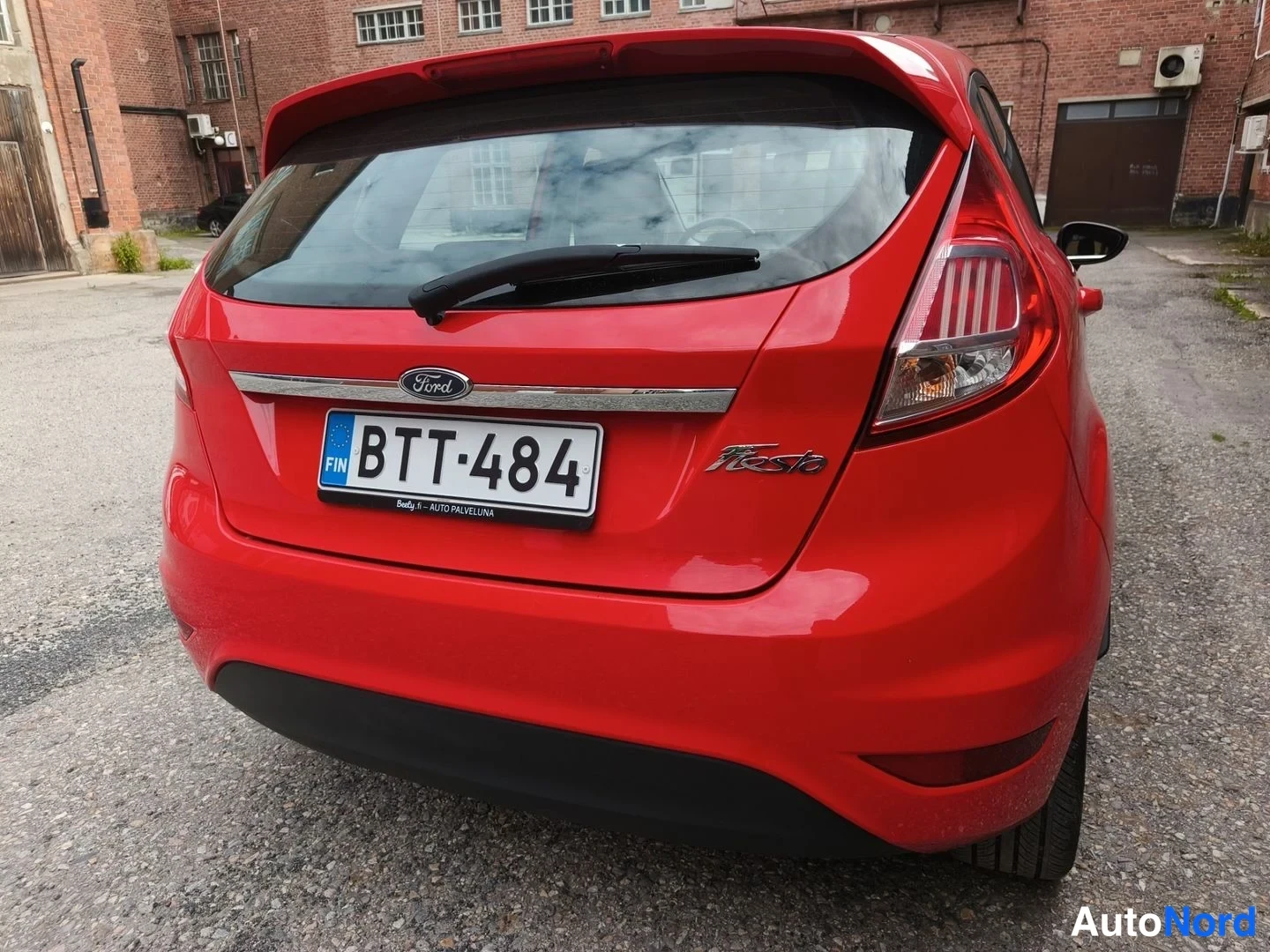 Punainen Ford Fiesta 2016, takaa, kuva 11