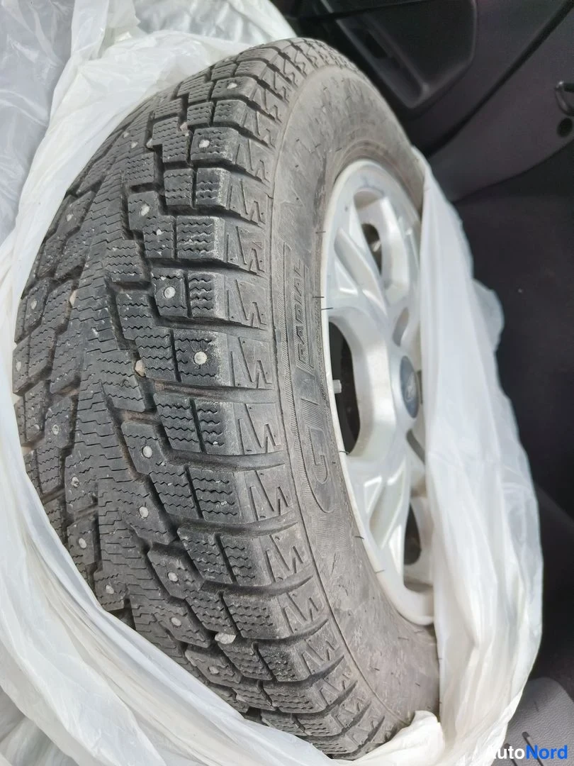 Punainen Ford Fiesta 2016, yksityiskohta, kuva 19