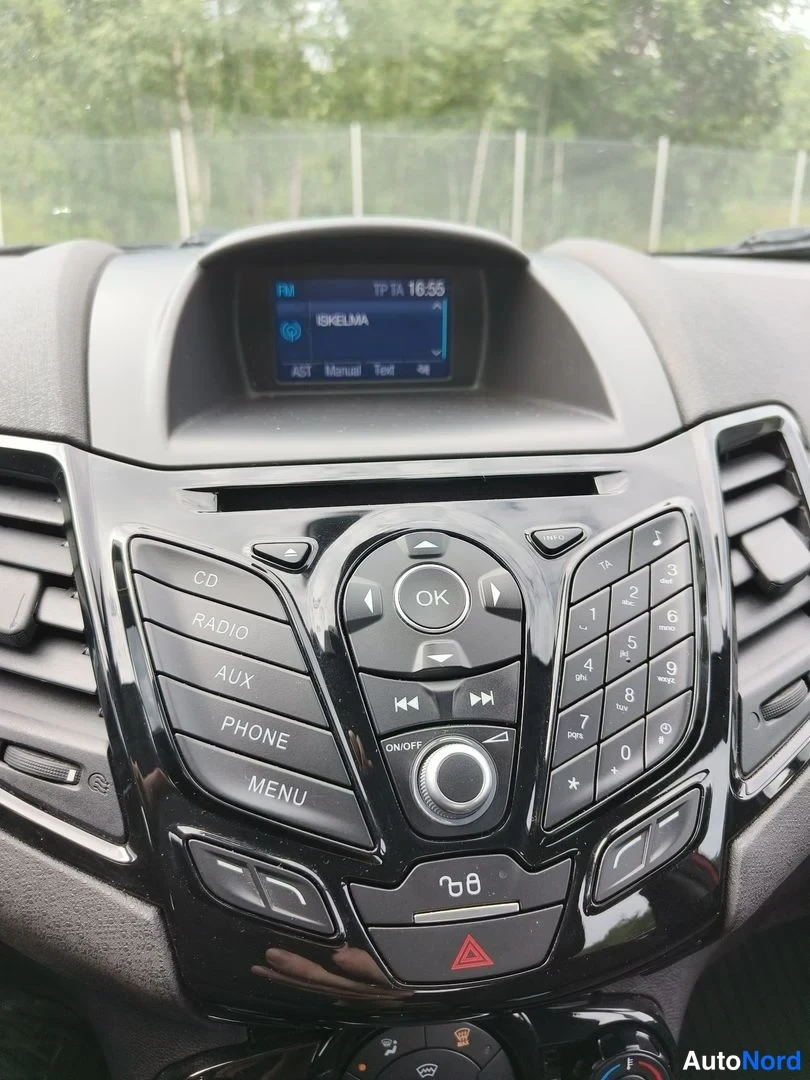 Punainen Ford Fiesta 2016, yksityiskohta, kuva 21