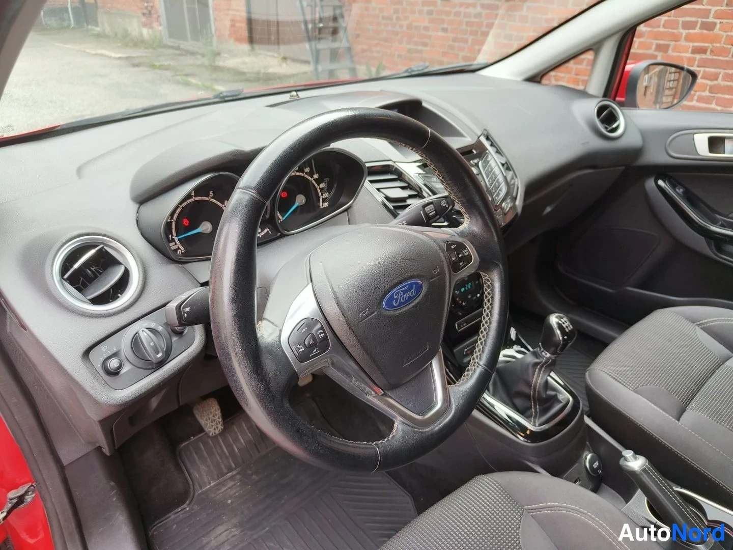 Punainen Ford Fiesta 2016, ohjaamo, kuva 13